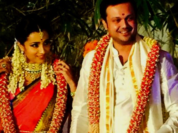 అతిథులను పలకరిస్తూ...