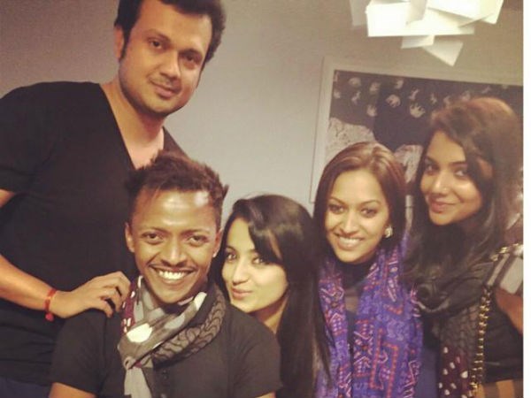 ఫ్రెండ్స్ తో కలిసి