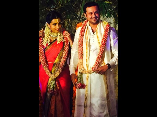 అందరినీ పలకరిస్తూ