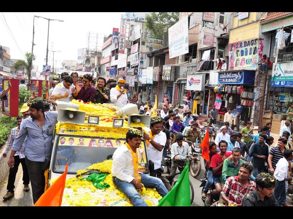 పూర్ణ కుంభంతో