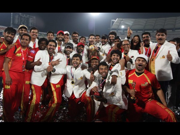 ట్రోపీతో టీం...