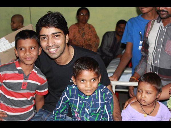 అక్కడి పిల్లలతో కలిసి