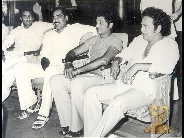 తన స్నేహితులతో