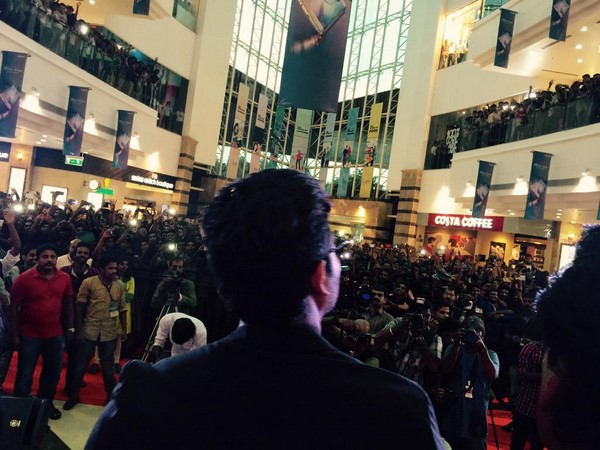 అభిమానుల సమక్షంలో