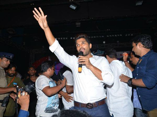 అభిమానులకు అభివాదం