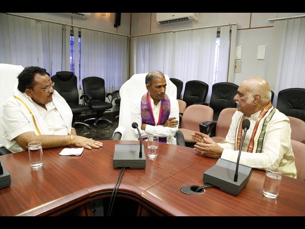 కార్యాలయంలో..