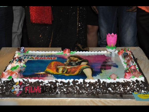  పుట్టిన రోజు పూట...పూరి, ఛార్మి కేకపెట్టించారు...(ఫొటోలు) 