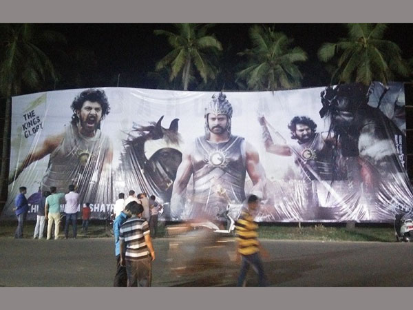 బెనిఫిట్ షో కు ప్రముఖులు అంతా..