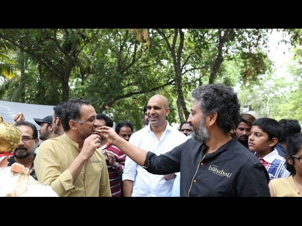 నిర్మాతకు తినిపిస్తూ