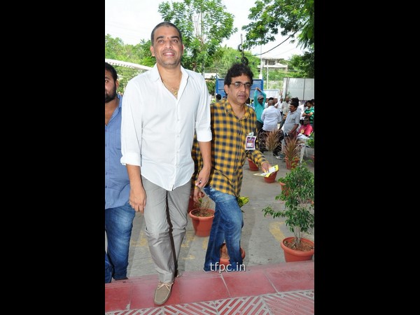 ఎవరెవరకీ మధ్య