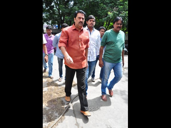 చేతులు కలిపింది