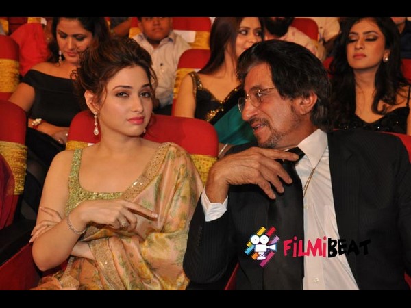 రాజశేఖర్ తీక్షణంగా చూస్తూ