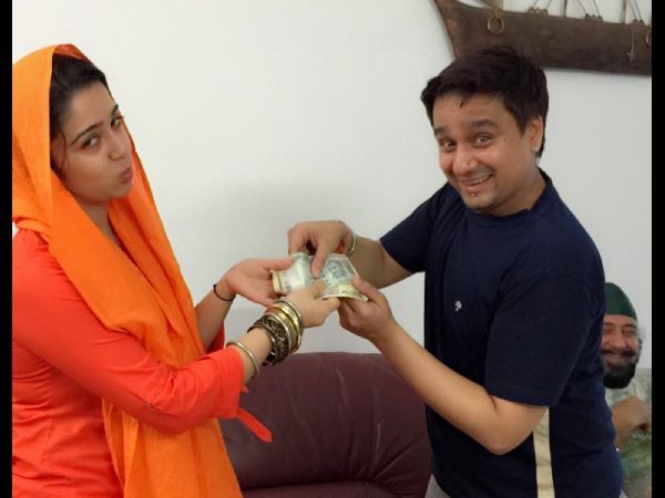 సోదరుడి నుండి గిప్టు అందుకుంటూ..