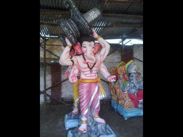 శివలింగాన్ని ఎత్తి..