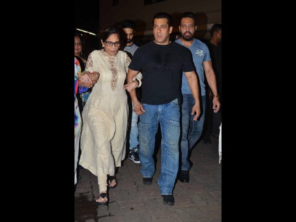 తల్లితో..