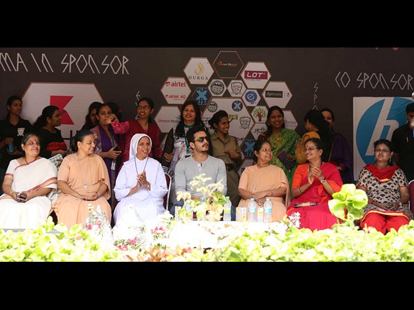 స్టేజీపై..