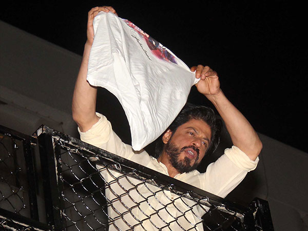 అభిమానులకు అభివాదం