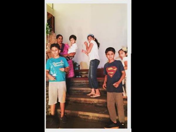 బాంబు కాలుస్తూ