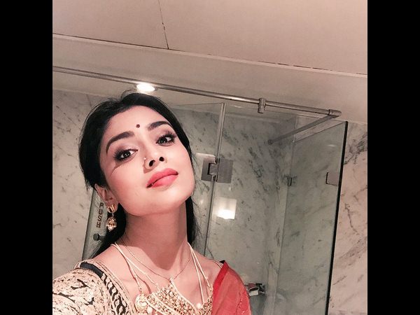 శ్రియా బాత్ రూం సెల్ఫీ...ఇదే హాటెస్ట్ సెన్షషన్