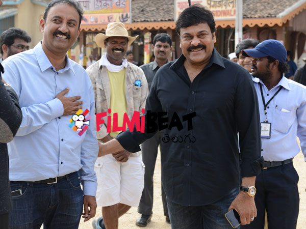 ‘సర్దార్ గబ్బర్ సింగ్’ సెట్లో చిరంజీవి (ఫోటోస్)