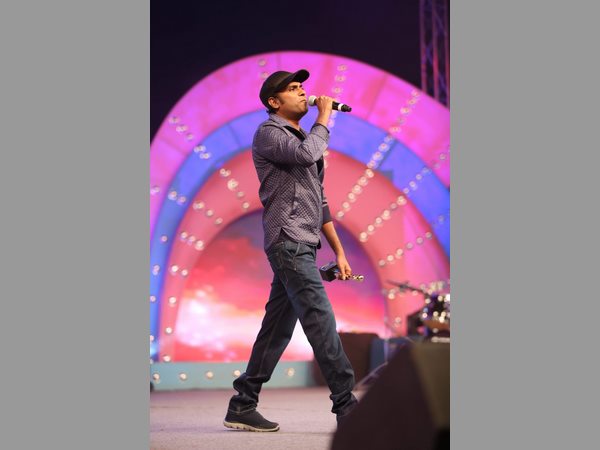 పాడుతూ..