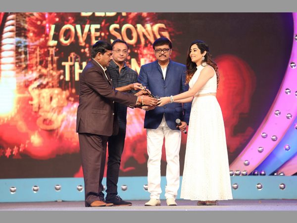 గామా అవార్డ్ 2015 విజేతలు వీళ్ళే :