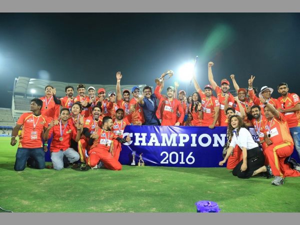 ట్రోపీతో..