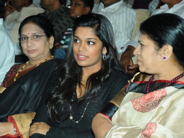 ఏం చూస్తోంది