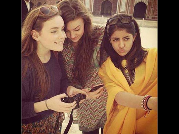 ఫ్రెండ్స్ తో సెల్పీ..