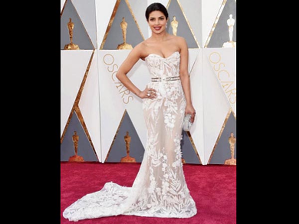 తెల్లగౌన్ తో..