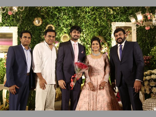 శ్రీజ-కల్యాణ్‌ల రిసెప్షన్‌: వాళ్లంతా వచ్చారు,ఫుల్ హ్యాపీ (ఫొటోలు)