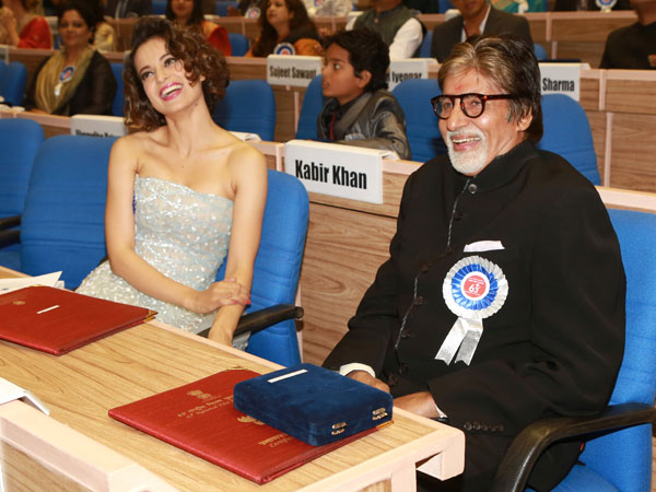 ఎందుకు నవ్వుతున్నారో