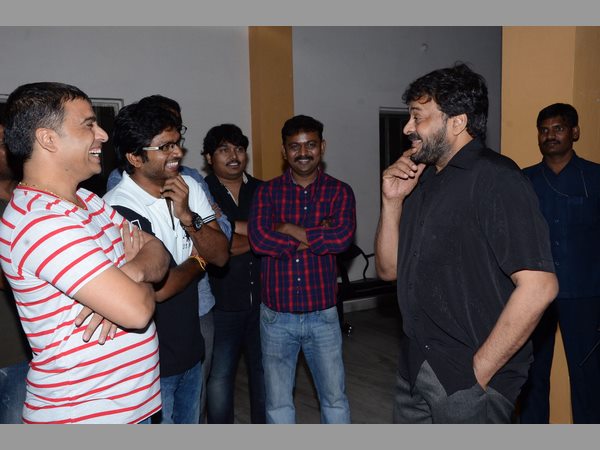 సుప్రీం టీంను అభినందిస్తున్న చిరంజీవి