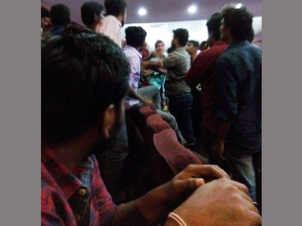 Oka Manasu Audio: Fan Fight During Allu Arjun's Speech