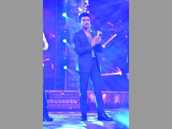 లైవ్ ఫెరఫార్మెన్స్..