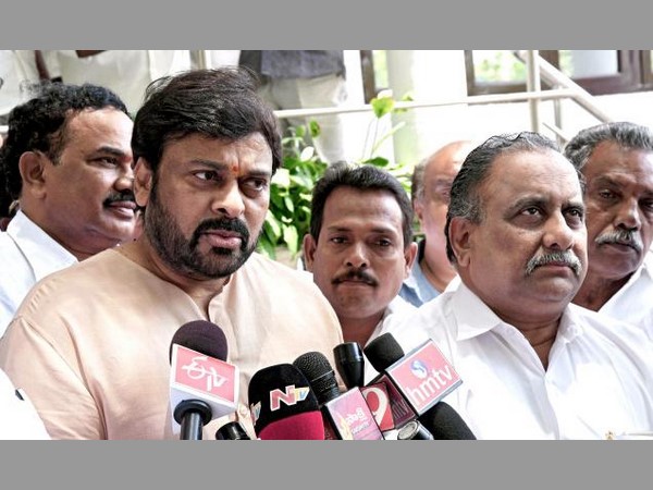 మళ్ళీ దగ్గరగా ఆ ఇద్దరూ : చిరు దాసరిలని కలిపిందెవరు? మరి పవన్ సంగతేంటి.. ? (ఫొటో స్టోరీ) 