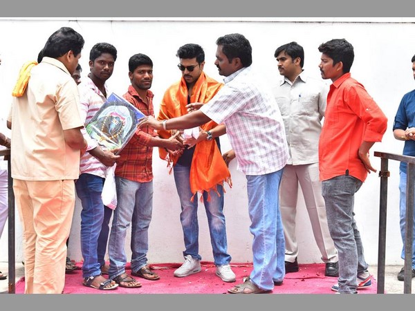 లుక్ అదిరింది