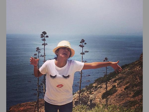 భర్త పక్కనే ఉన్నట్టు గా: 