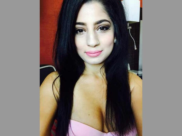 స్ట్రిప్ క్లబ్ లోకి..