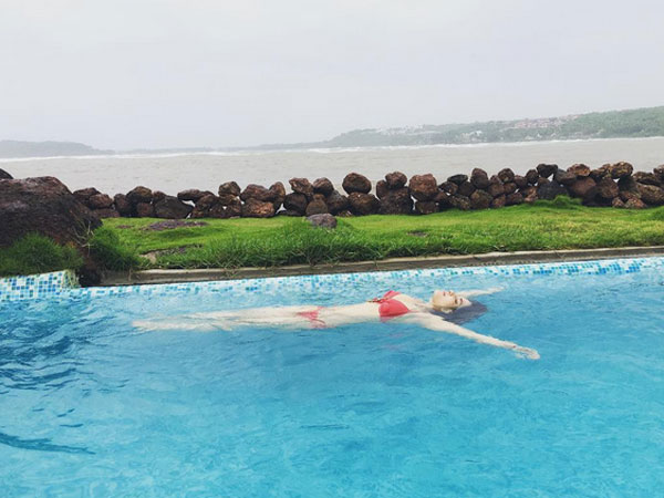 ప్రక్కనున్న అమ్మాయి