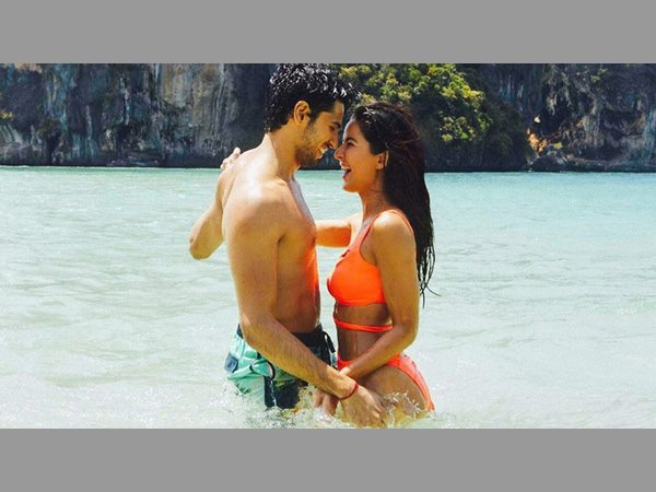 సీన్లు అదుర్స్