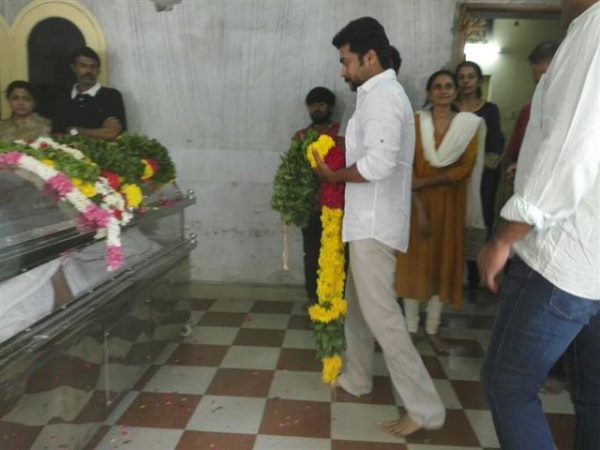 అనేక పాత్రలు