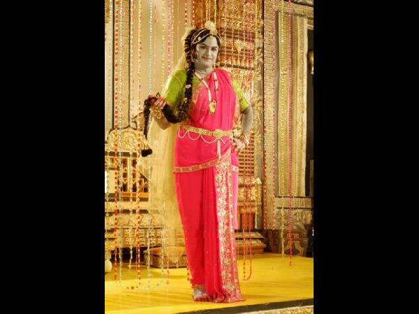 బాలకృష్ణ : పాండు రంగడు చిత్రంలో బాలకృష్ణ విభిన్న పాత్రలు పోషించి ప్రేక్షకులను మెప్పించాడు. ఈ చిత్రంలో బాలకృష్ణ లేడీ గెటప్‌ కూడా వేసాడు. 