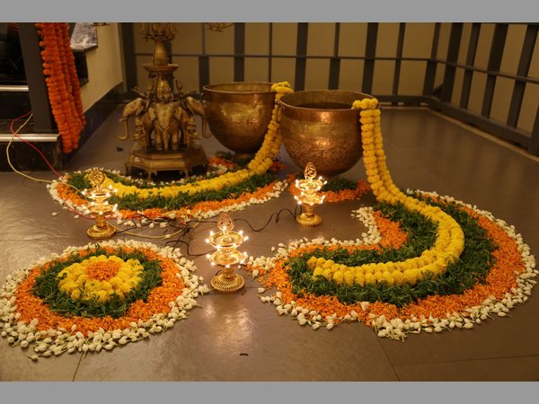 వేదిక దగ్గరలో