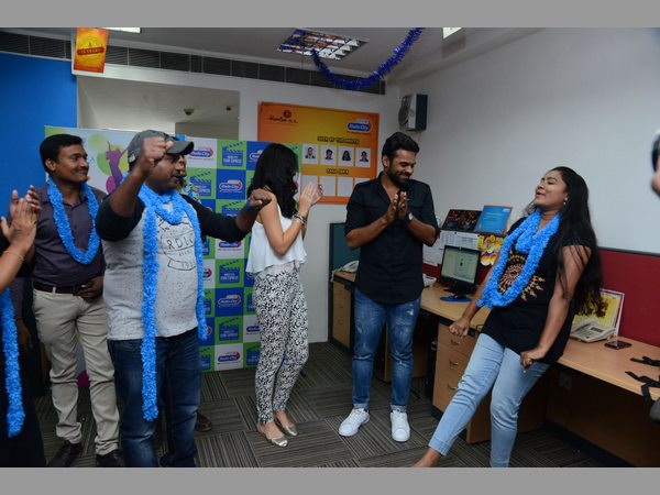 అమ్మాయి అలసిపోయినట్లుందే..