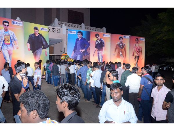 శిల్పకళా వేదిక వద్ద