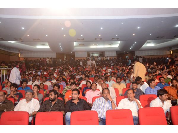 శిల్పకళా వేదిక వద్ద