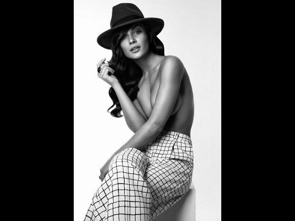 పిచ్చెక్కించే టాప్ లెస్ ఫొటోలు : రామ్ చరణ్ హిట్ చిత్రం 