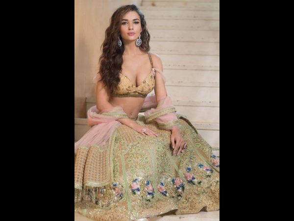 పిచ్చెక్కించే టాప్ లెస్ ఫొటోలు : టాలీవుడ్ లో రామ్ చరణ్ 