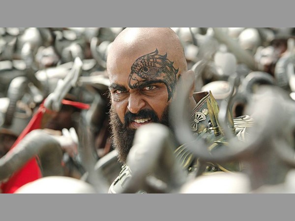 మూడు భిన్నమైన గెటప్‌లలో